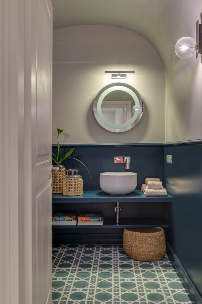 Mittelgroße Moderne Gästetoilette mit offenen Schränken, blauen Schränken, blauer Wandfarbe, Zementfliesen für Boden, türkisem Boden und blauer Waschtischplatte in Florenz