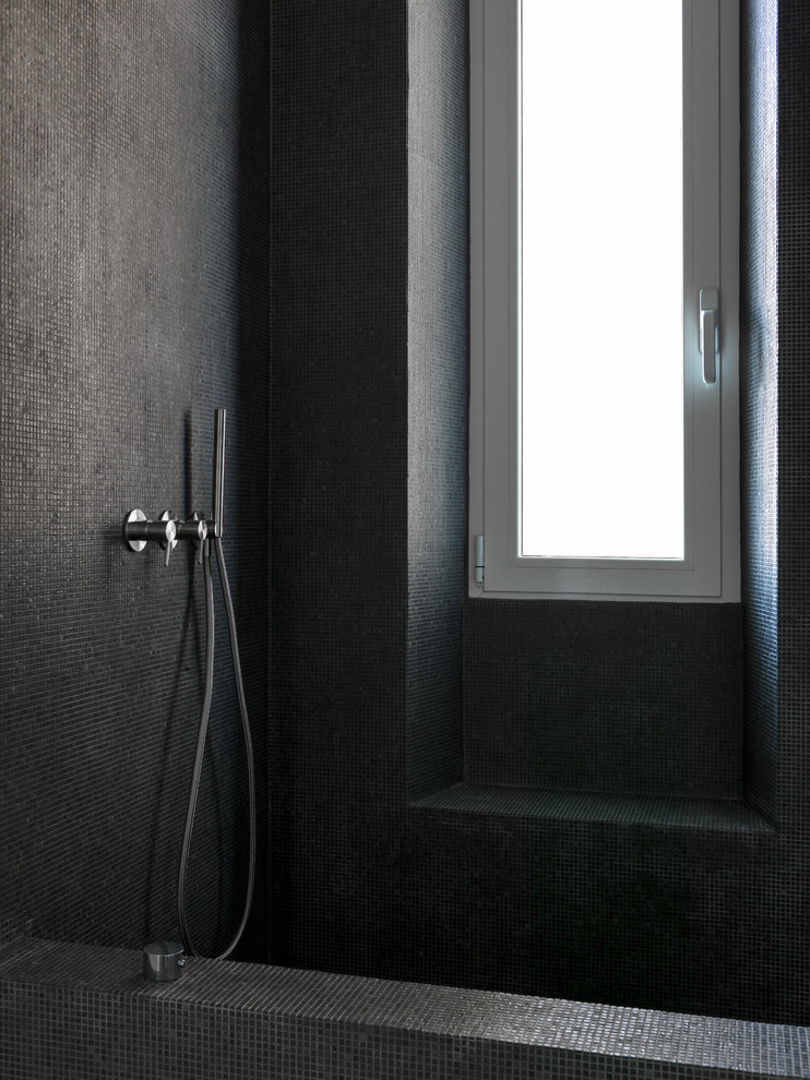 Mittelgroße Moderne Gästetoilette mit Wandtoilette mit Spülkasten, schwarzen Fliesen, Glasfliesen, schwarzer Wandfarbe, Betonboden und grauem Boden in Mailand