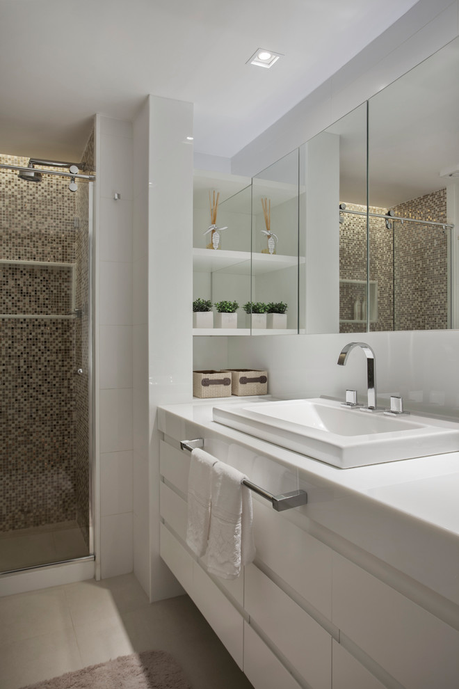 Пример оригинального дизайна: ванная комната в стиле модернизм с открытыми фасадами, светлыми деревянными фасадами, раздельным унитазом, белой плиткой, белыми стенами, полом из керамогранита, раковиной с несколькими смесителями, столешницей из искусственного кварца, бежевым полом и белой столешницей