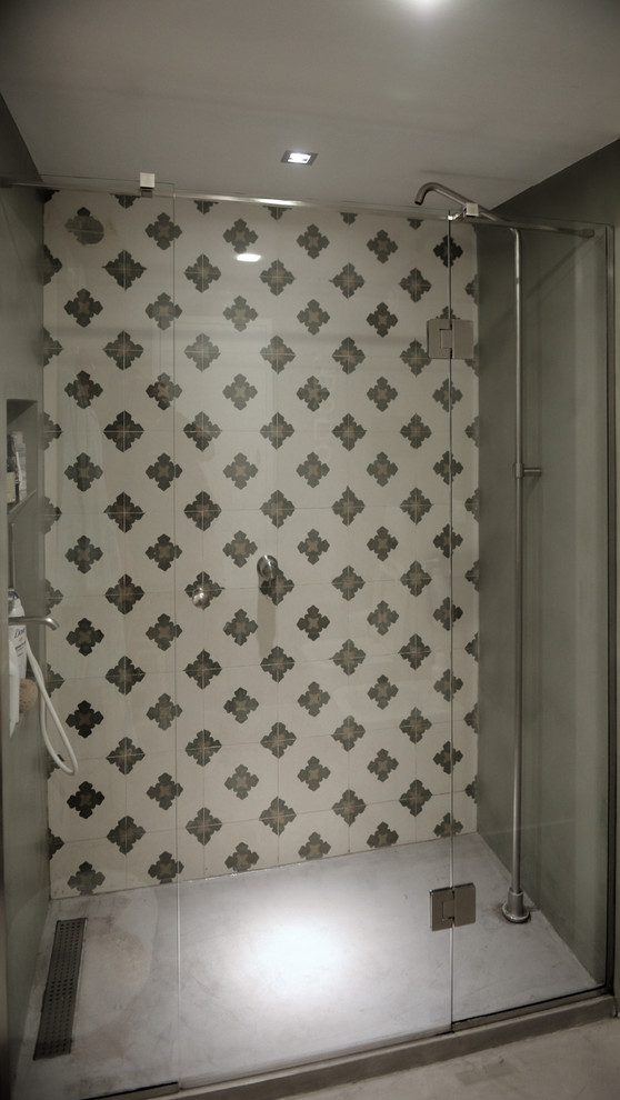 Esempio di un piccolo bagno di servizio mediterraneo con WC a due pezzi, piastrelle multicolore, piastrelle di cemento, pareti multicolore, pavimento in cemento, lavabo a bacinella e pavimento grigio