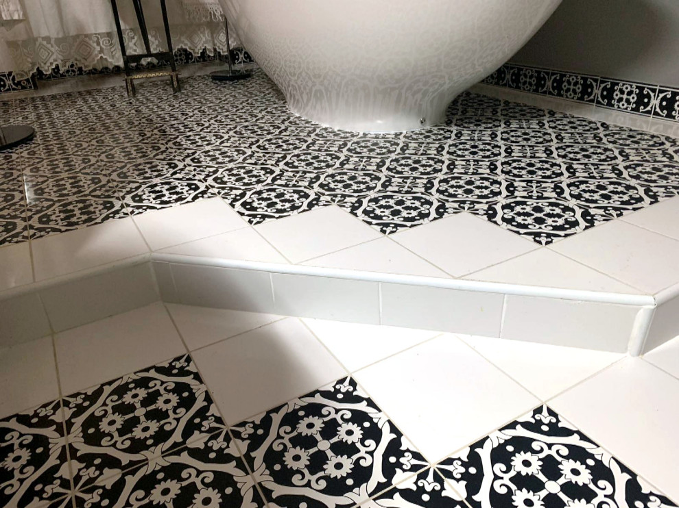 Пример оригинального дизайна: большой туалет в современном стиле с открытыми фасадами, раздельным унитазом, черно-белой плиткой, плиткой мозаикой, разноцветными стенами, полом из керамической плитки, консольной раковиной, столешницей из плитки, черным полом и белой столешницей
