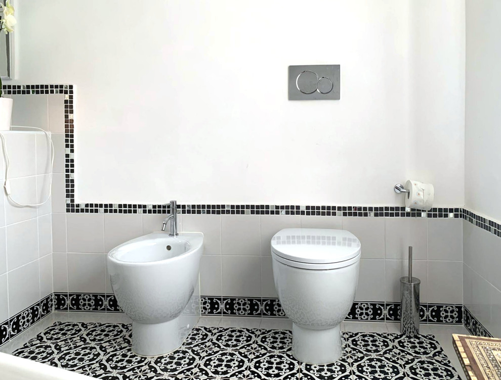 Свежая идея для дизайна: большой туалет в современном стиле с открытыми фасадами, раздельным унитазом, черно-белой плиткой, плиткой мозаикой, разноцветными стенами, полом из керамической плитки, консольной раковиной, столешницей из плитки, черным полом и белой столешницей - отличное фото интерьера