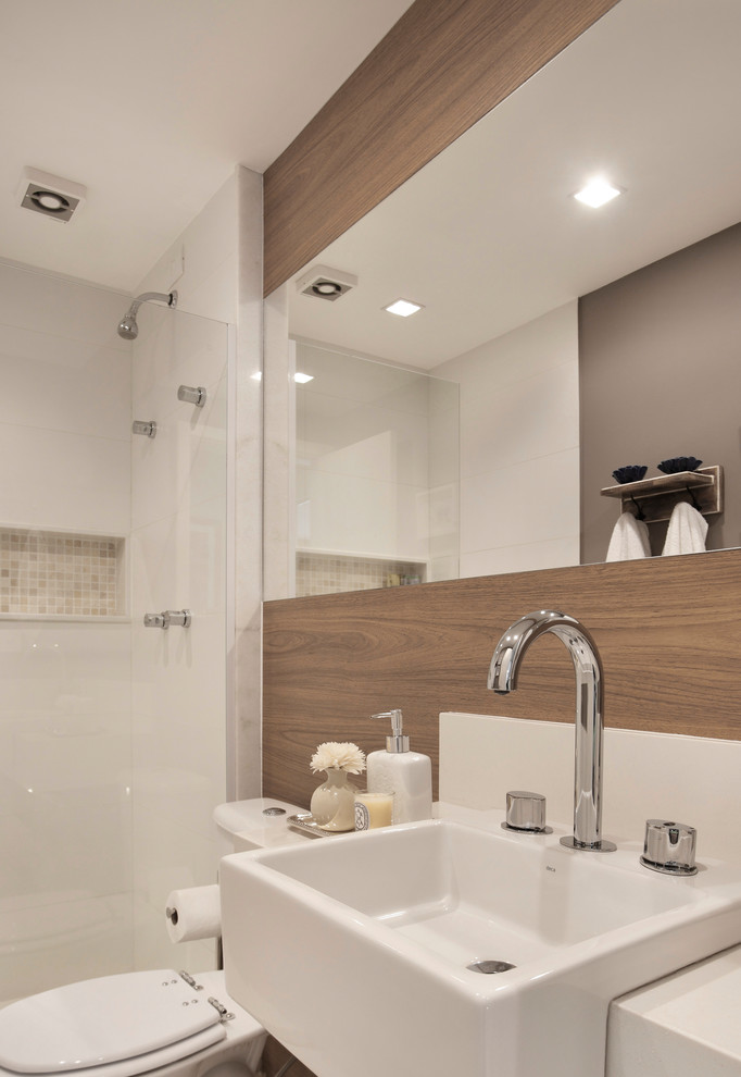 Esempio di una stanza da bagno contemporanea con nessun'anta, WC monopezzo, pareti bianche e lavabo sospeso