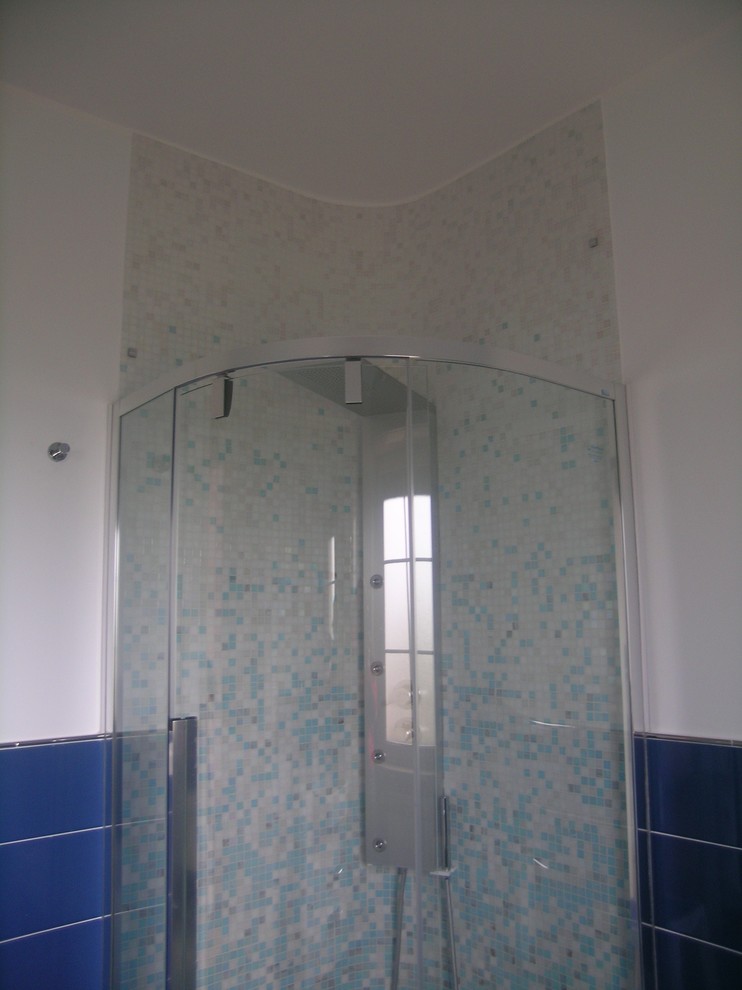 Esempio di un piccolo bagno di servizio moderno con pareti blu, pavimento in gres porcellanato e pavimento blu