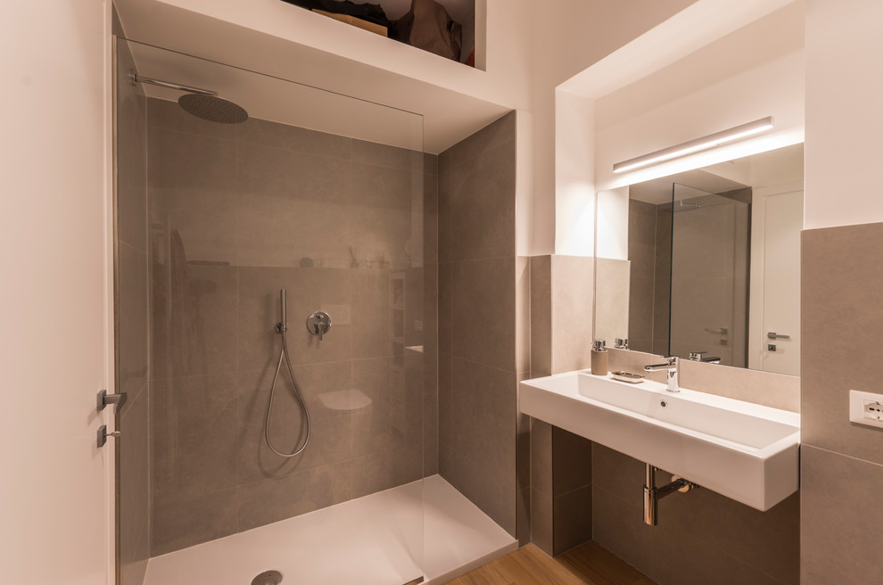 Cette image montre une salle de bain design de taille moyenne avec WC séparés, un carrelage gris, des carreaux de béton, un mur blanc, parquet clair, un lavabo suspendu, un plan de toilette en bois, un sol jaune et un plan de toilette jaune.
