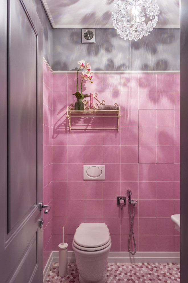 Идея дизайна: маленький туалет в стиле фьюжн с розовой плиткой, керамической плиткой, серыми стенами, полом из мозаичной плитки, розовым полом и раздельным унитазом для на участке и в саду