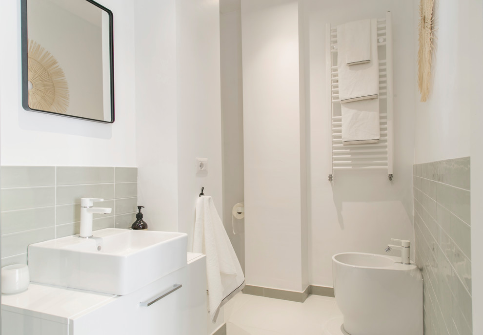 Idée de décoration pour un WC et toilettes ethnique de taille moyenne avec un placard à porte plane, WC séparés, des carreaux en allumettes, un mur vert, un sol en carrelage de porcelaine, une vasque, un plan de toilette en bois, un sol blanc et un plan de toilette blanc.