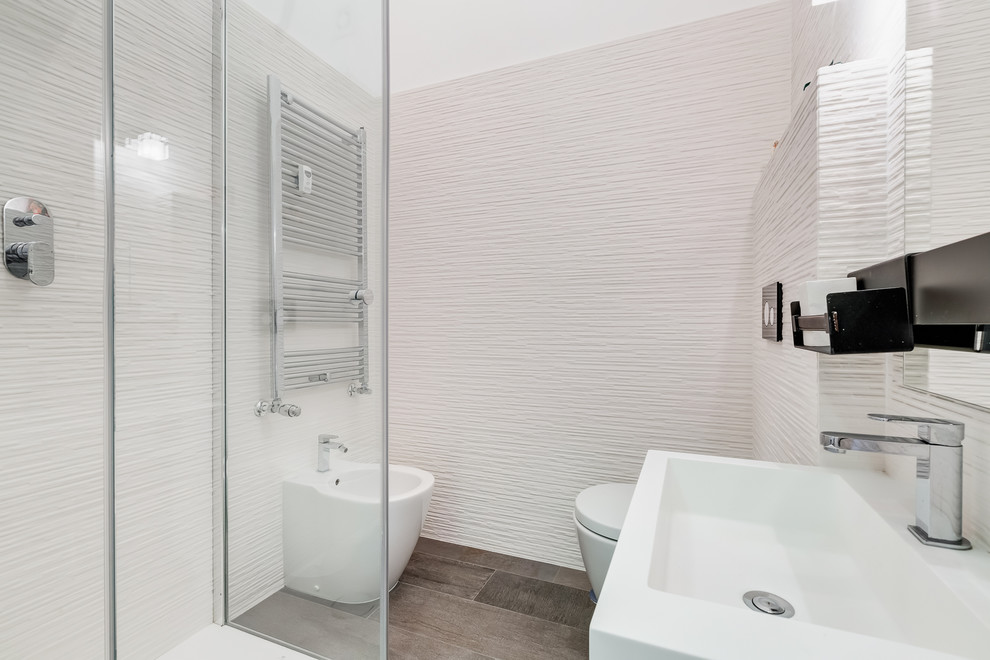 Foto di una piccola stanza da bagno contemporanea con piastrelle bianche, piastrelle in gres porcellanato, pareti bianche, pavimento in gres porcellanato, lavabo rettangolare, pavimento grigio e top bianco