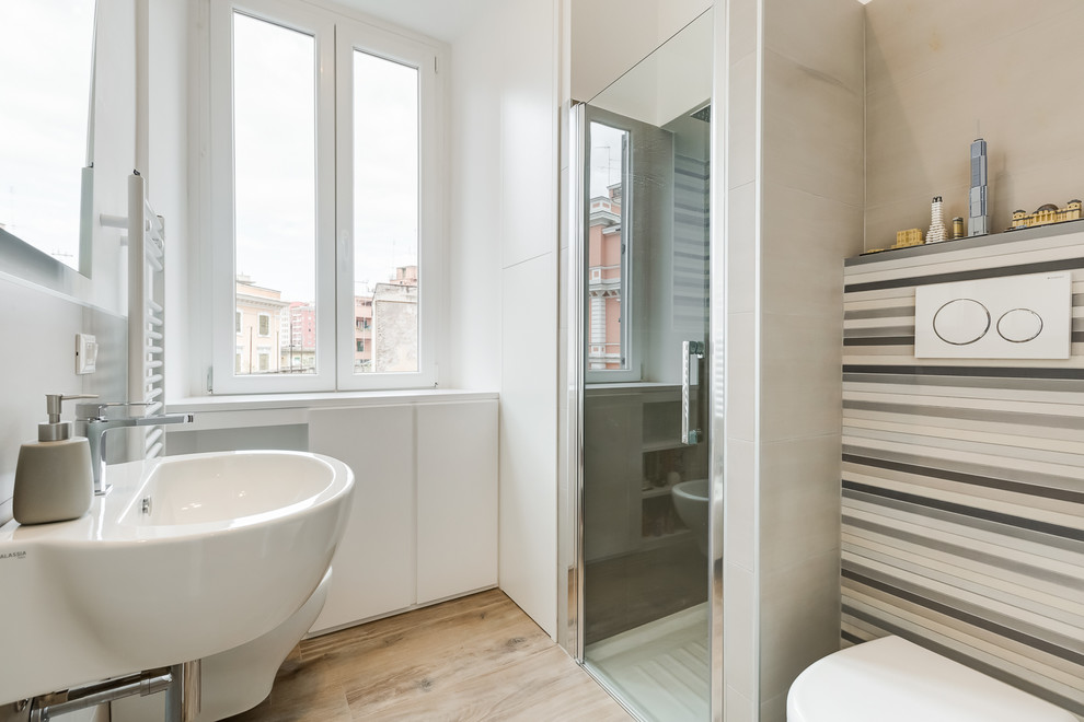 Свежая идея для дизайна: ванная комната среднего размера в современном стиле с плоскими фасадами, серой плиткой, керамогранитной плиткой, белыми стенами, подвесной раковиной, инсталляцией, душем в нише и душем с распашными дверями - отличное фото интерьера