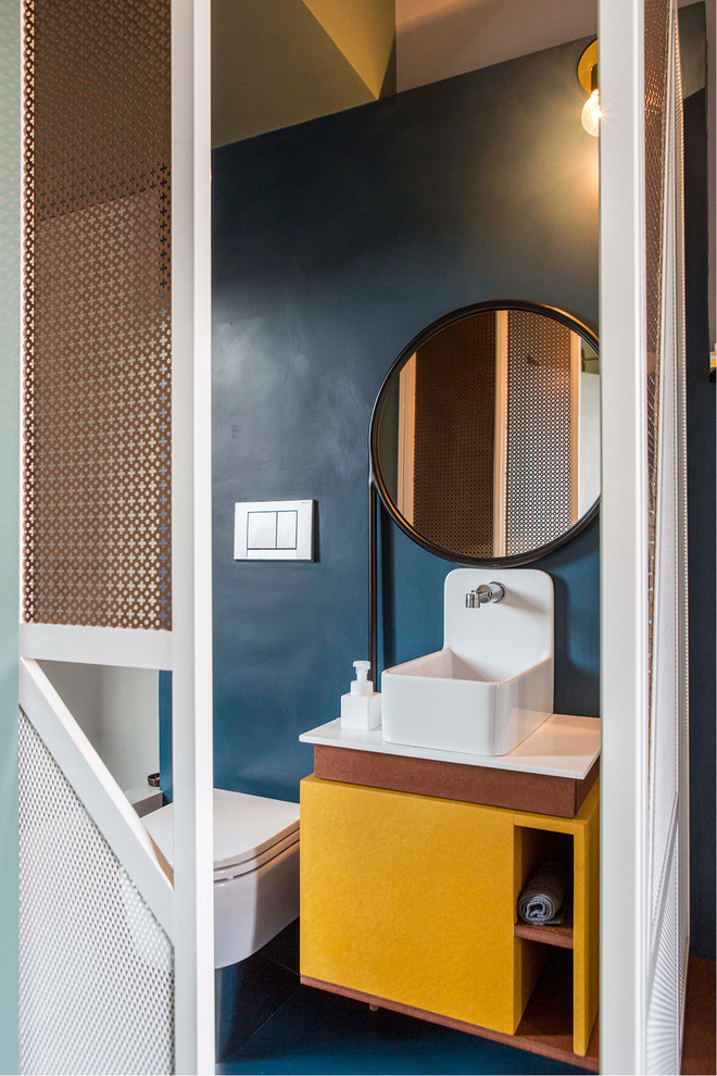 Cette image montre un petit WC suspendu vintage avec un mur bleu.
