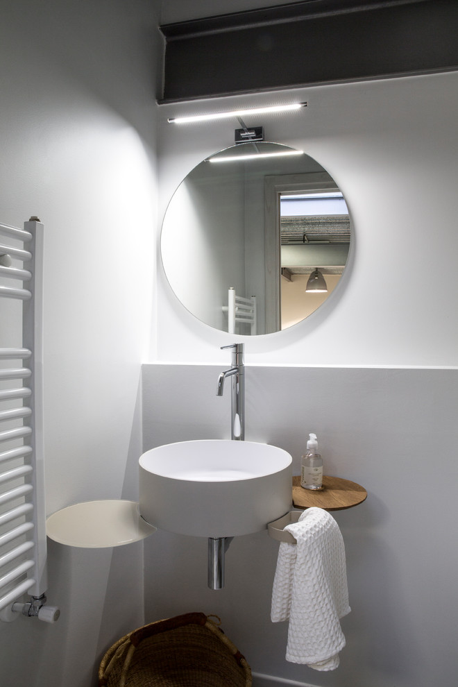 Idéer för att renovera ett litet industriellt toalett, med vita väggar, betonggolv, ett fristående handfat, bänkskiva i akrylsten och vitt golv
