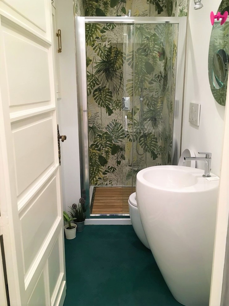 Свежая идея для дизайна: маленький туалет в современном стиле с унитазом-моноблоком, разноцветной плиткой, керамогранитной плиткой, белыми стенами, полом из керамогранита, раковиной с пьедесталом и зеленым полом для на участке и в саду - отличное фото интерьера