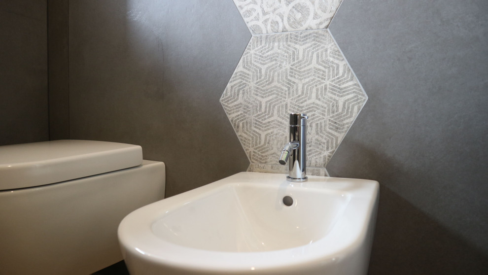 Свежая идея для дизайна: туалет среднего размера в стиле модернизм с инсталляцией, серой плиткой, полом из керамогранита, монолитной раковиной и бежевым полом - отличное фото интерьера