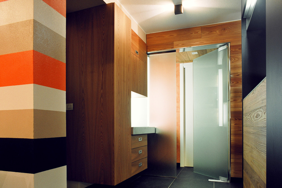 Foto på ett litet rustikt toalett, med släta luckor, skåp i mellenmörkt trä, flerfärgade väggar, bänkskiva i rostfritt stål, ett nedsänkt handfat, flerfärgad kakel och klinkergolv i porslin