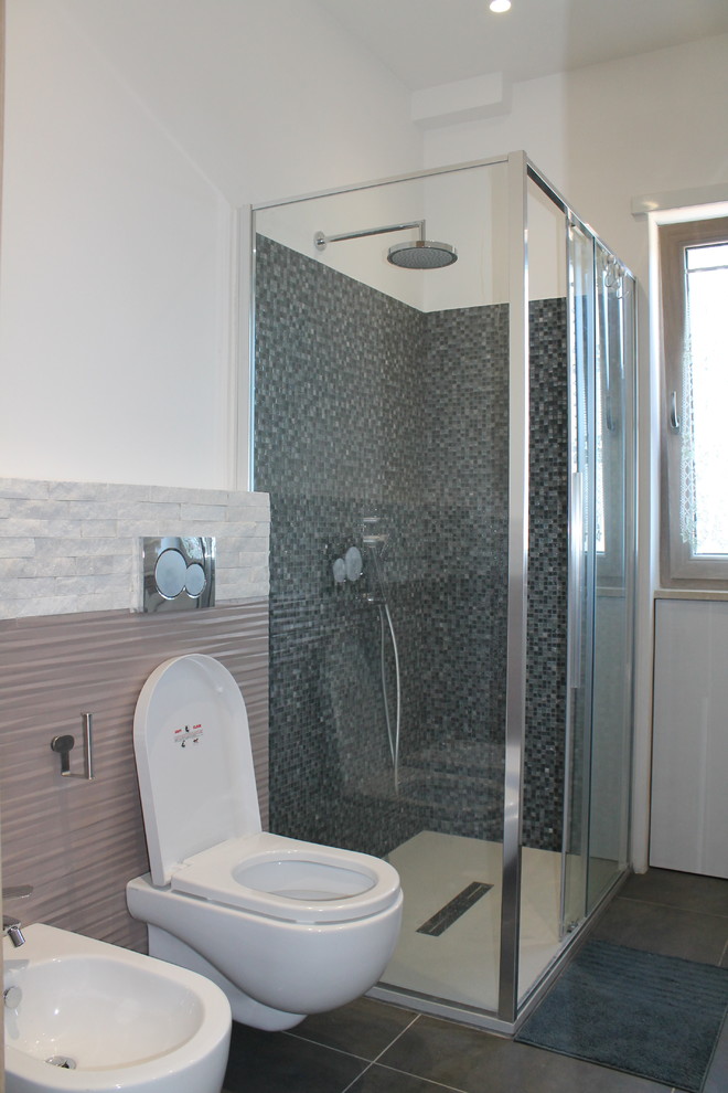 Идея дизайна: маленькая ванная комната в стиле модернизм с плоскими фасадами, серыми фасадами, инсталляцией, бежевой плиткой, плиткой мозаикой, белыми стенами, полом из керамогранита, накладной раковиной, серым полом и серой столешницей для на участке и в саду