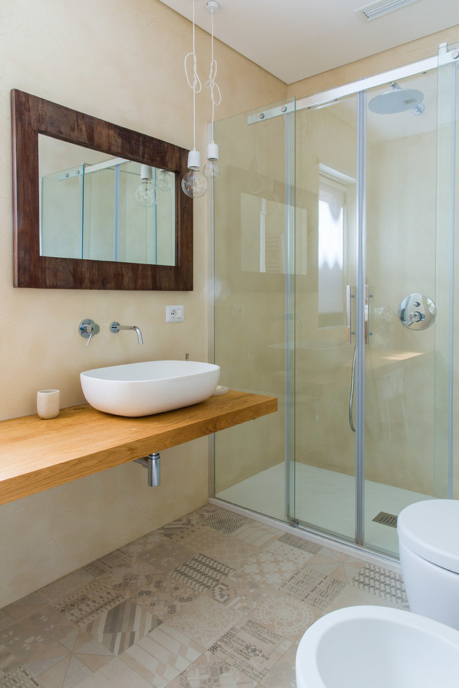 Exemple d'un WC et toilettes tendance en bois clair de taille moyenne avec WC séparés, un carrelage beige, un mur beige, carreaux de ciment au sol, une vasque, un sol beige et un plan de toilette jaune.