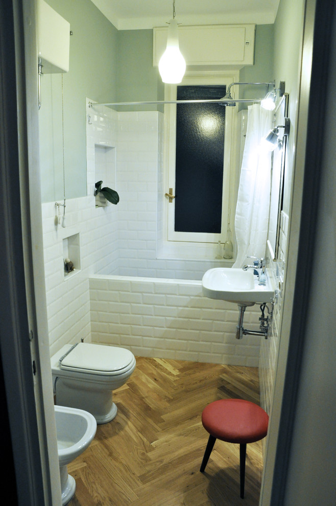 Immagine di un piccolo bagno di servizio minimal