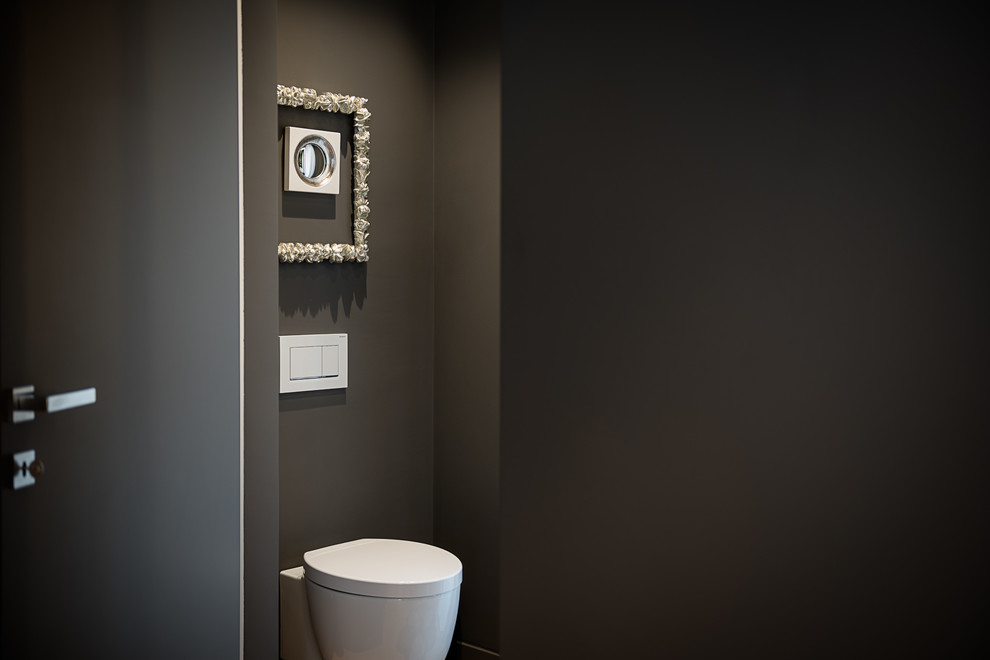 Kleine Moderne Gästetoilette mit schwarz-weißen Fliesen, Marmorfliesen, weißer Wandfarbe, hellem Holzboden und Aufsatzwaschbecken in Turin