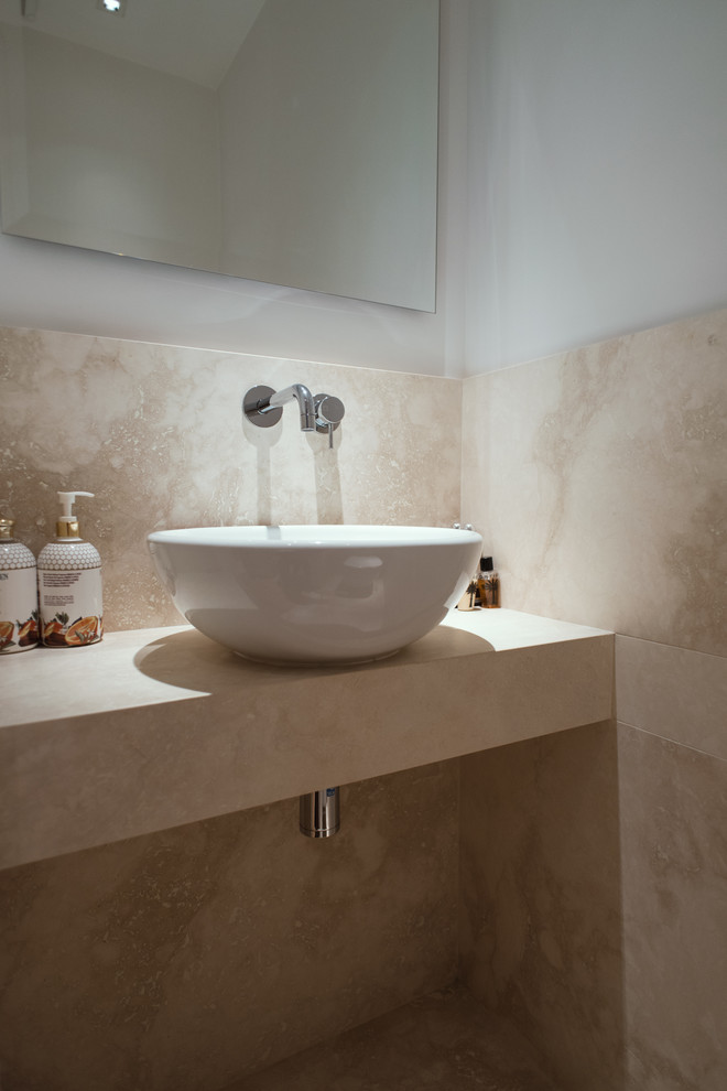 Immagine di un piccolo bagno di servizio design con piastrelle beige, piastrelle in travertino, pareti bianche, pavimento in travertino, lavabo a bacinella, top in travertino, pavimento beige e top beige