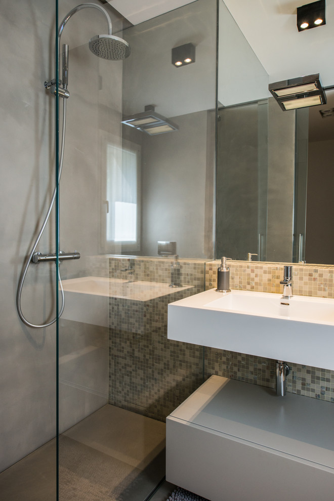 Foto di una piccola stanza da bagno minimalista con ante lisce, ante grigie, WC sospeso, piastrelle multicolore, piastrelle a mosaico, pareti grigie, lavabo rettangolare e pavimento beige