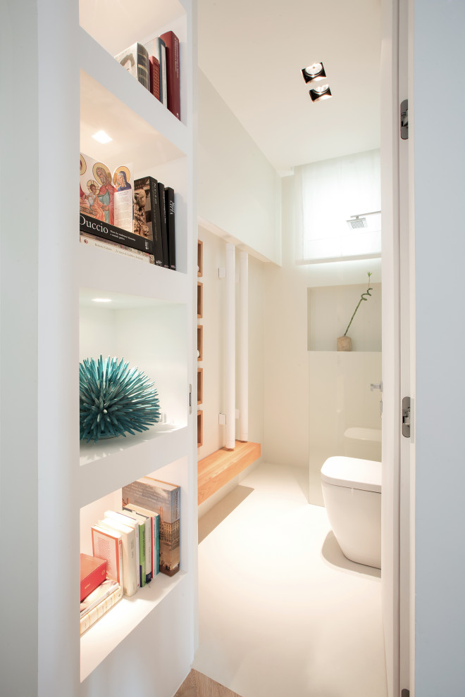 Immagine di un piccolo bagno di servizio mediterraneo con ante bianche, WC monopezzo, piastrelle bianche, pareti bianche, lavabo a bacinella, top in legno, pavimento bianco e top beige