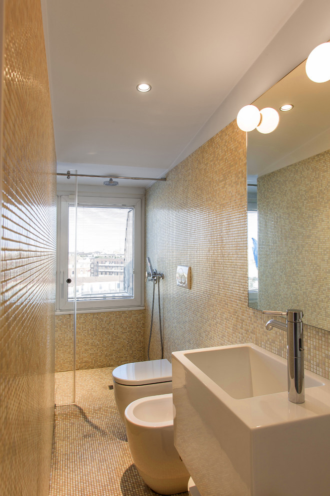 Immagine di un piccolo bagno di servizio design con WC a due pezzi, piastrelle in ceramica, pareti gialle, pavimento con piastrelle in ceramica, lavabo sospeso e piastrelle beige
