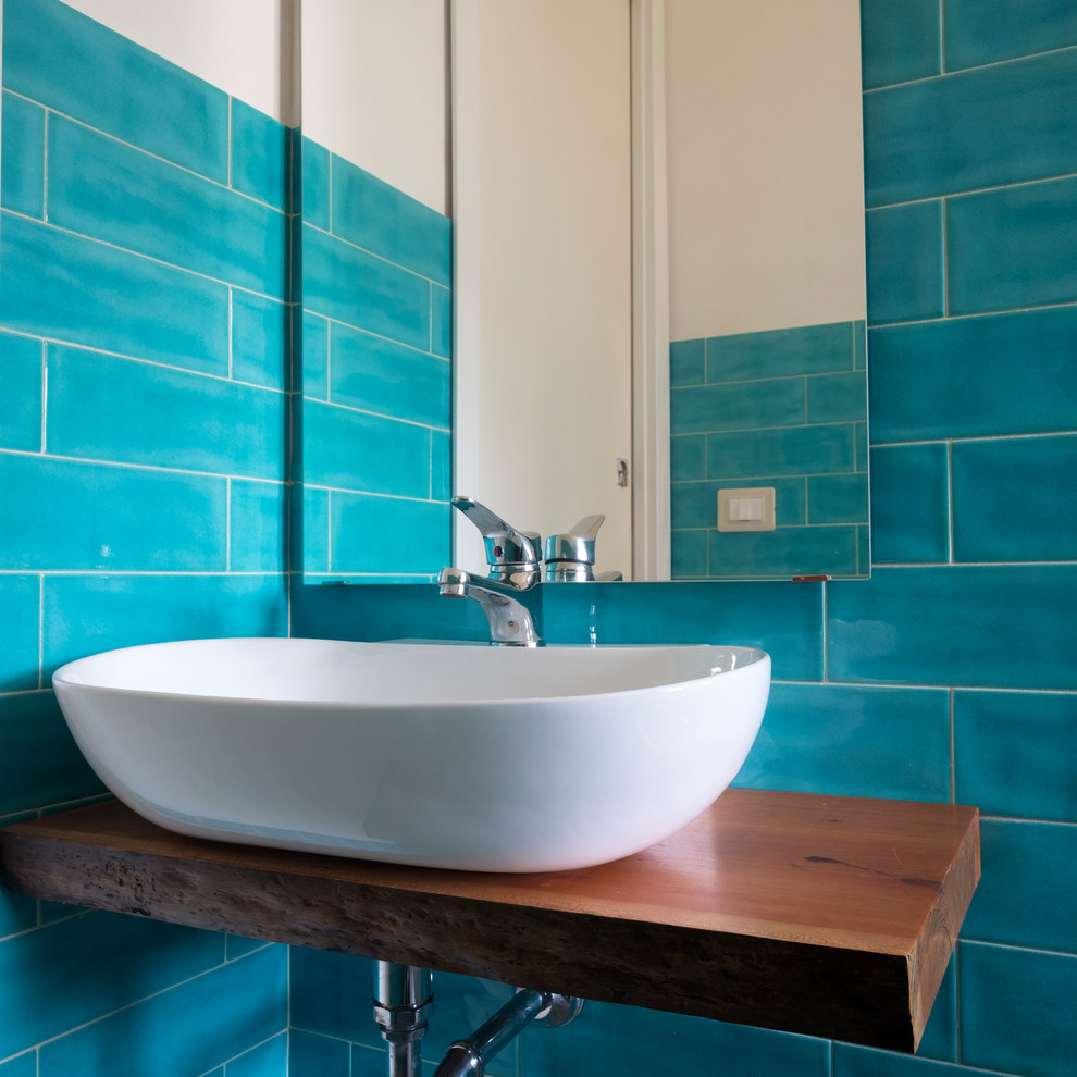 Foto de cuarto de baño mediterráneo pequeño con baldosas y/o azulejos azules, baldosas y/o azulejos de cerámica, encimera de madera y encimeras marrones