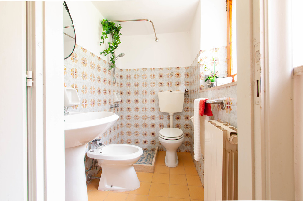 Kleine Moderne Gästetoilette mit gelben Fliesen, weißer Wandfarbe und Sockelwaschbecken in Sonstige