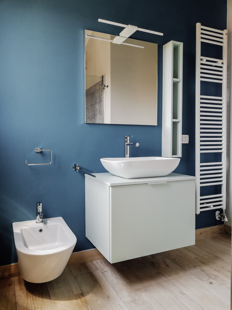 Источник вдохновения для домашнего уюта: маленький туалет в стиле модернизм с плоскими фасадами, синими стенами и полом из керамогранита для на участке и в саду