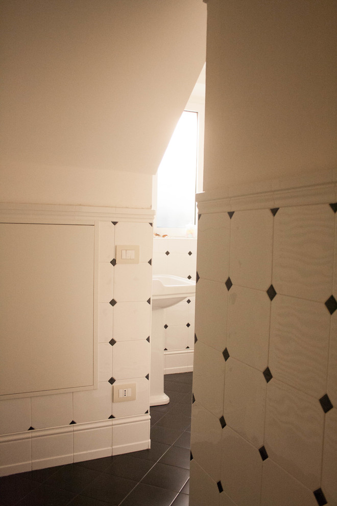 Kleine Klassische Gästetoilette mit Wandtoilette mit Spülkasten, schwarz-weißen Fliesen, Keramikfliesen, weißer Wandfarbe, Keramikboden, Sockelwaschbecken und schwarzem Boden in Sonstige