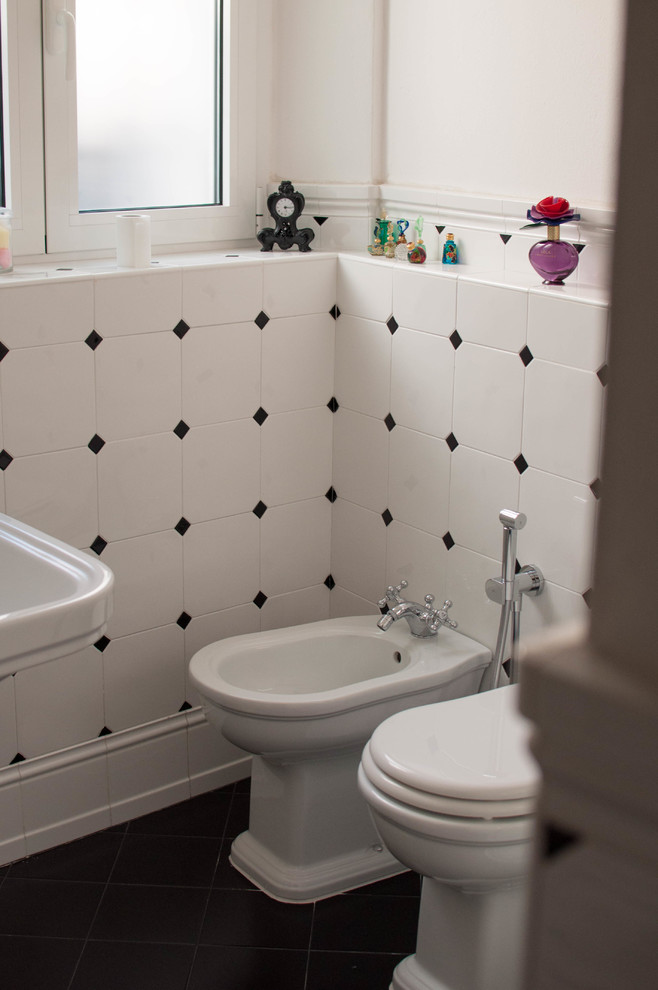 Идея дизайна: маленький туалет в классическом стиле с раздельным унитазом, черно-белой плиткой, керамической плиткой, белыми стенами, полом из керамической плитки, раковиной с пьедесталом и черным полом для на участке и в саду