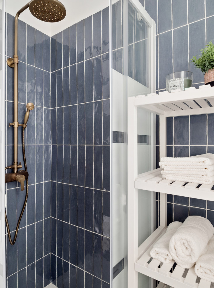 Стильный дизайн: маленький туалет в морском стиле с бежевыми фасадами, раздельным унитазом, синей плиткой, удлиненной плиткой, белыми стенами, полом из ламината, настольной раковиной и белым полом для на участке и в саду - последний тренд