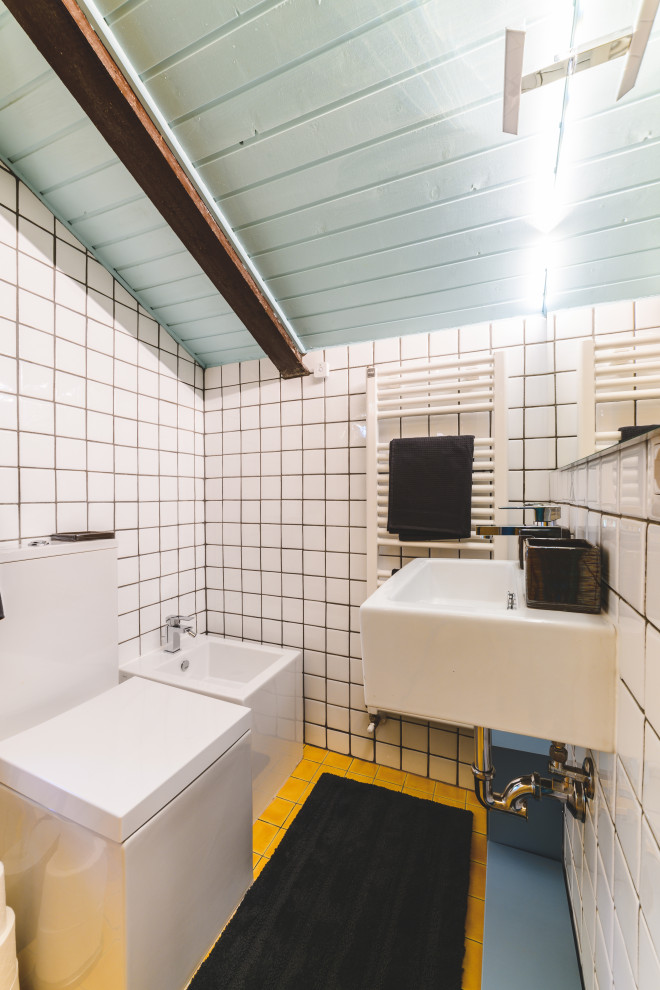 Inspiration för ett litet funkis toalett, med öppna hyllor, turkosa skåp, en toalettstol med hel cisternkåpa, flerfärgad kakel, porslinskakel, flerfärgade väggar, mosaikgolv, ett väggmonterat handfat och gult golv