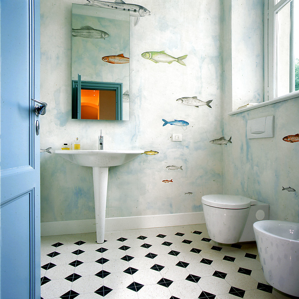 Idéer för ett modernt toalett, med en toalettstol med separat cisternkåpa, flerfärgade väggar, marmorgolv och ett piedestal handfat