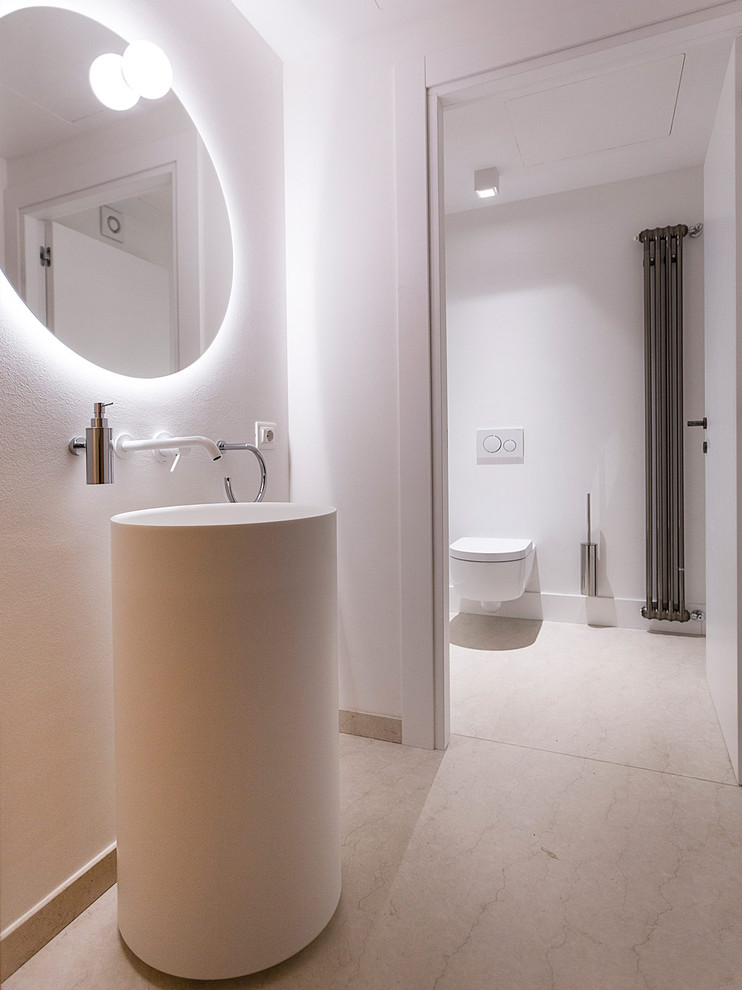 Идея дизайна: большой туалет в стиле модернизм с белыми стенами, мраморным полом, раковиной с пьедесталом, столешницей из дерева, серым полом и инсталляцией