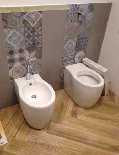 Стильный дизайн: туалет в стиле модернизм с раздельным унитазом, серой плиткой, керамогранитной плиткой, полом из керамогранита и настольной раковиной - последний тренд