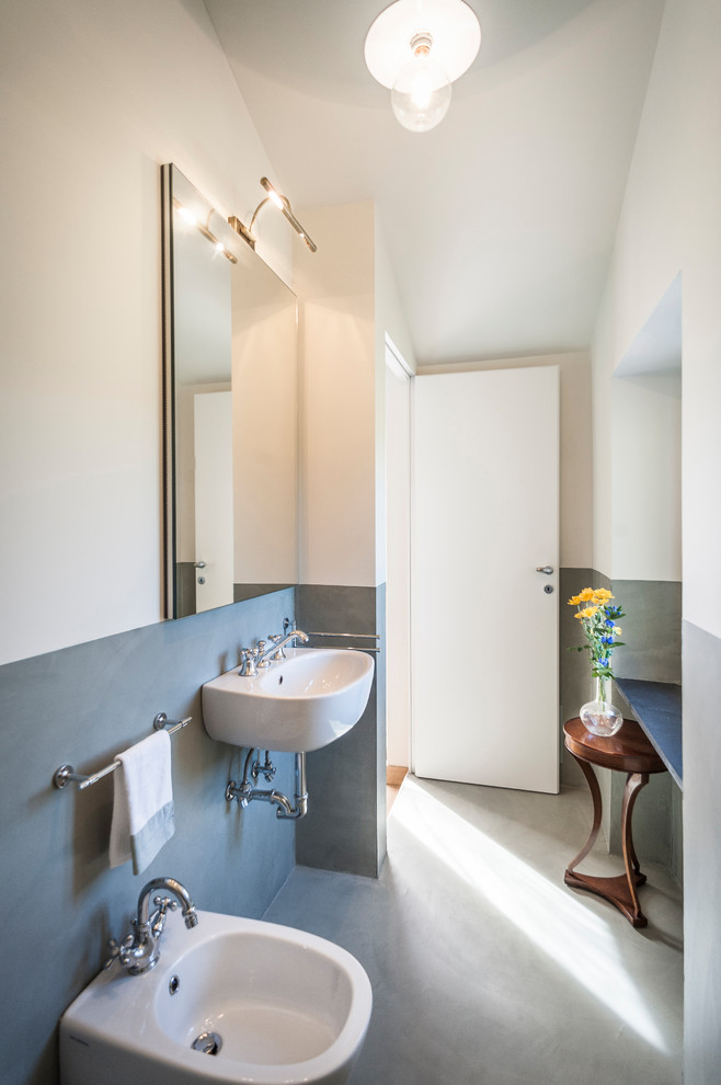 Idee per un bagno di servizio stile marino di medie dimensioni con pareti multicolore, pavimento in cemento, lavabo sospeso, pavimento grigio e bidè