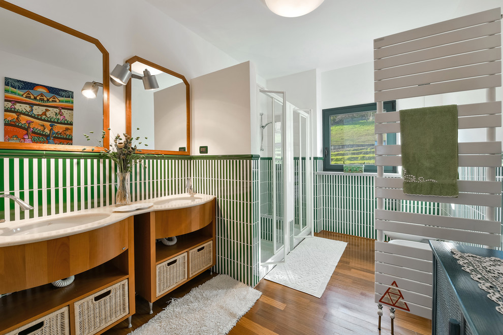 Immagine di un bagno di servizio country di medie dimensioni con ante in legno bruno, WC a due pezzi, piastrelle multicolore, pareti bianche, lavabo da incasso e top in marmo