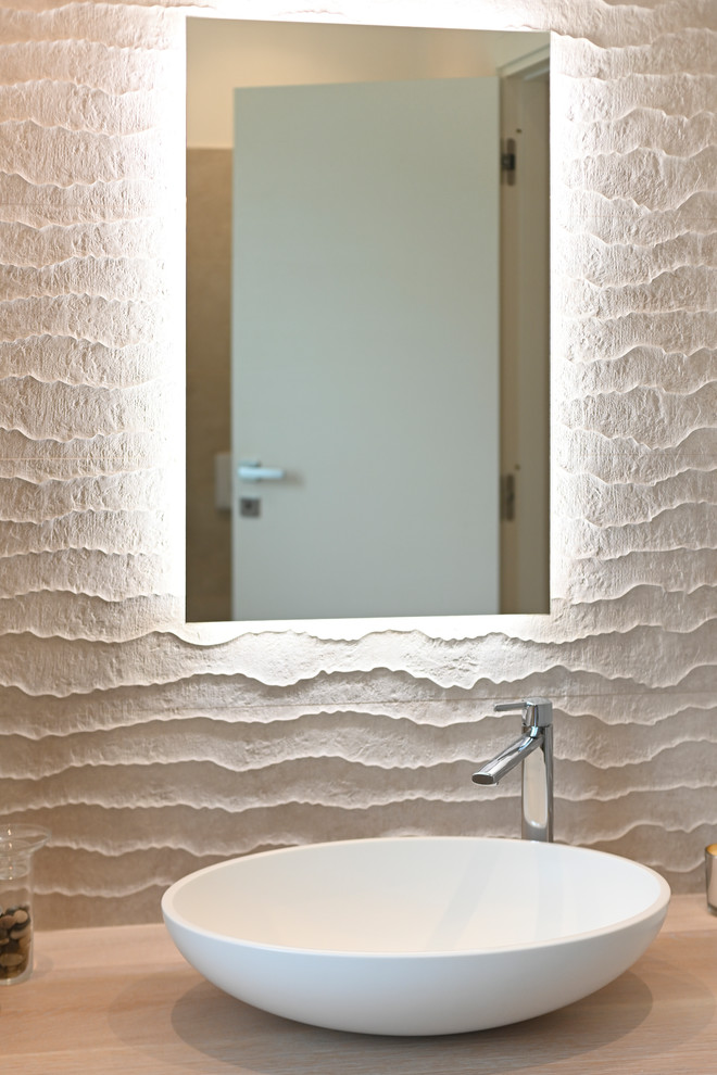 Idée de décoration pour un WC et toilettes minimaliste avec un carrelage beige, des carreaux de porcelaine et un sol en carrelage de porcelaine.