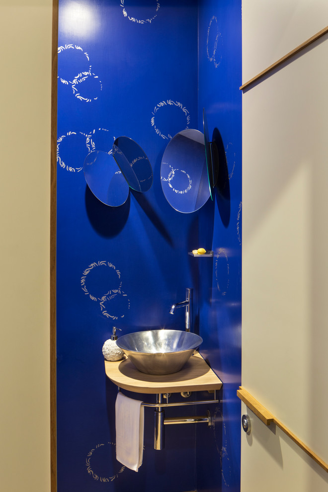 Aménagement d'un WC et toilettes contemporain avec une vasque et un mur bleu.
