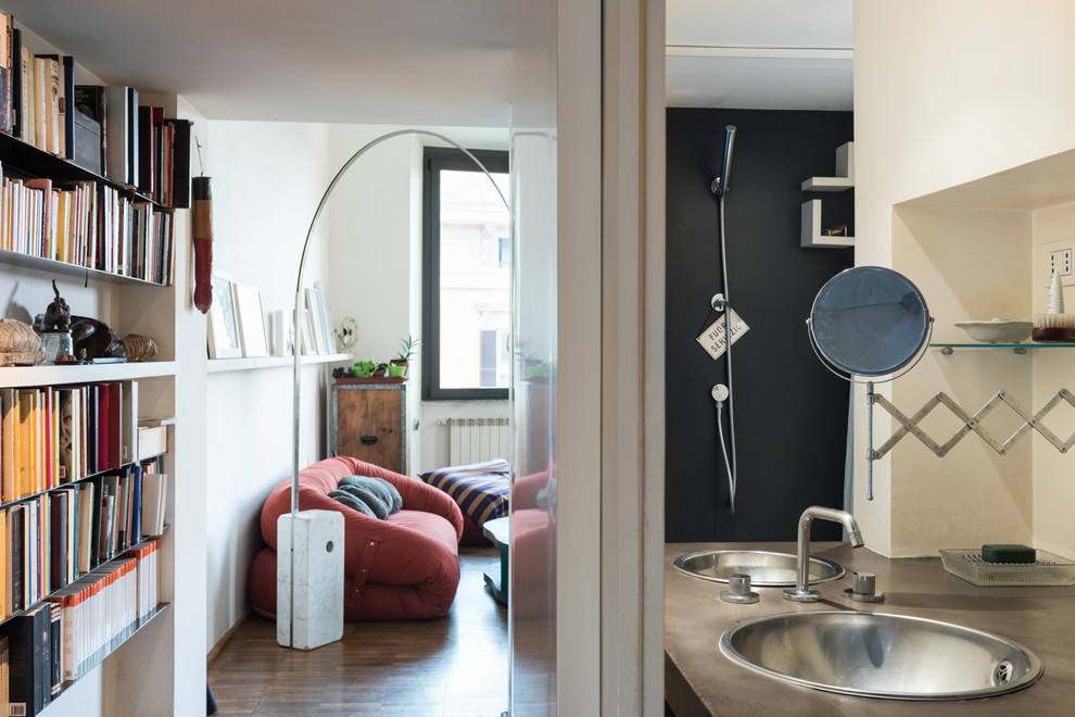 Moderne Gästetoilette mit beiger Wandfarbe, Vinylboden, Einbauwaschbecken, Beton-Waschbecken/Waschtisch, schwarzem Boden und grauer Waschtischplatte in Rom
