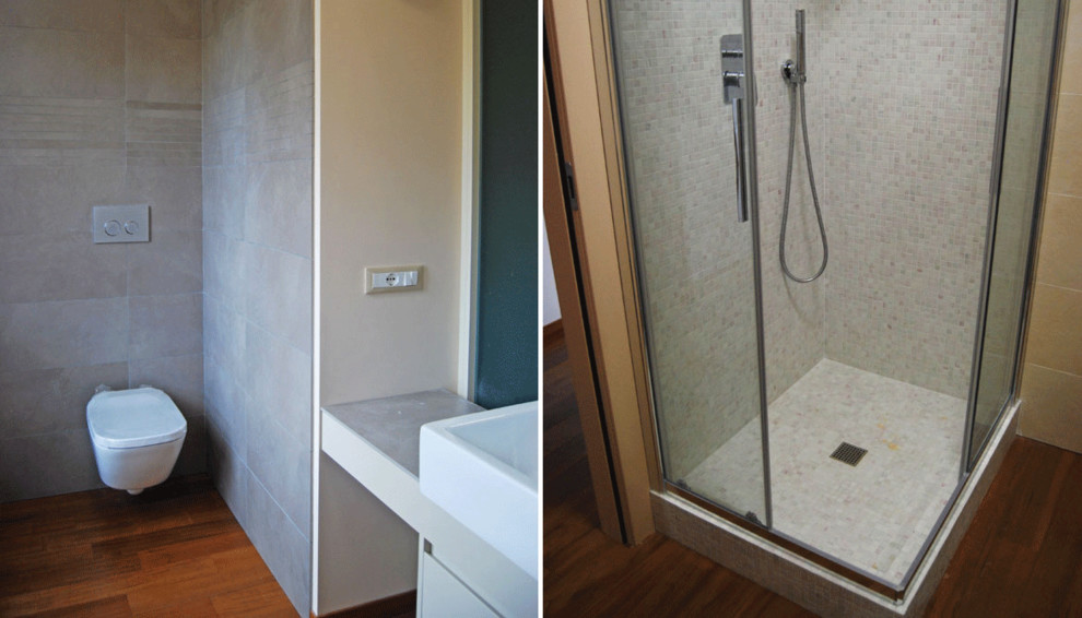 Immagine di una piccola stanza da bagno design con WC monopezzo, piastrelle grigie, piastrelle a mosaico, pareti beige, pavimento in legno massello medio e lavabo a bacinella