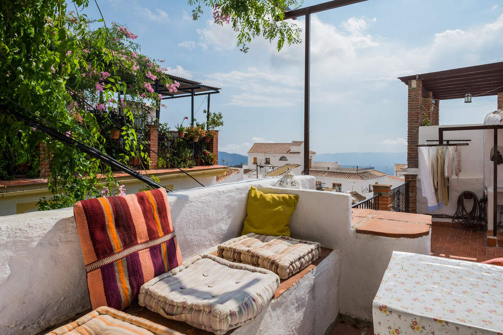 Свежая идея для дизайна: балкон и лоджия среднего размера в средиземноморском стиле без защиты от солнца - отличное фото интерьера