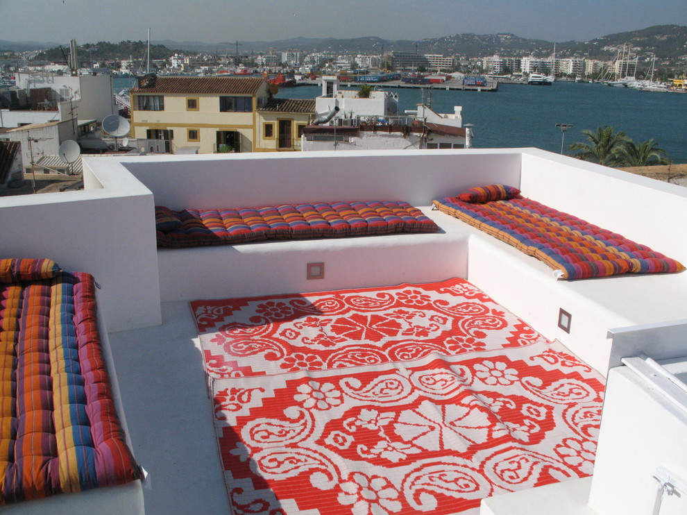 Exemple d'un petit balcon méditerranéen avec aucune couverture.