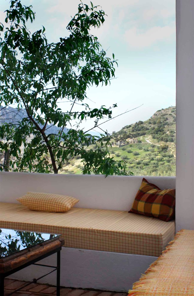 Idee per un balcone mediterraneo di medie dimensioni con un tetto a sbalzo
