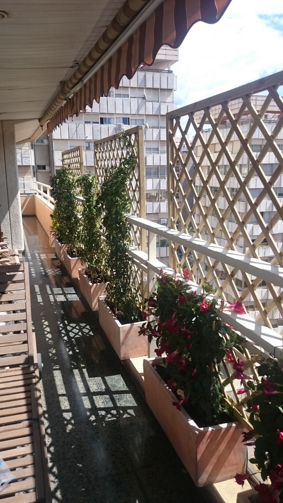 Idéer för mellanstora vintage balkonger, med markiser