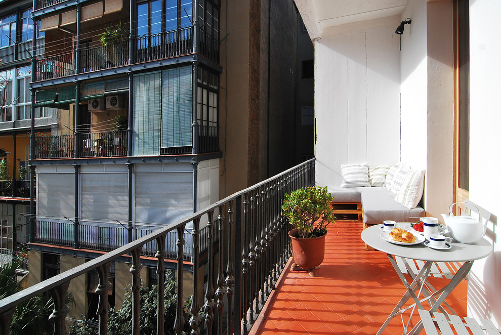 Cette photo montre un petit balcon méditerranéen d'appartement avec une extension de toiture.