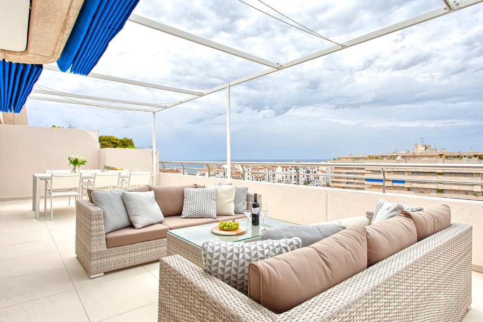 Immagine di un balcone minimal di medie dimensioni con un parasole