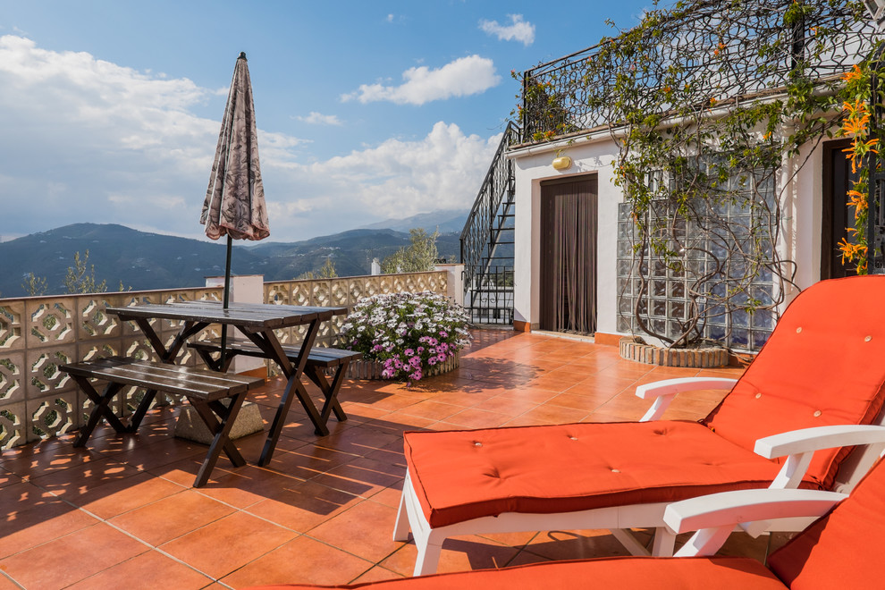 Свежая идея для дизайна: большой балкон и лоджия в средиземноморском стиле без защиты от солнца - отличное фото интерьера
