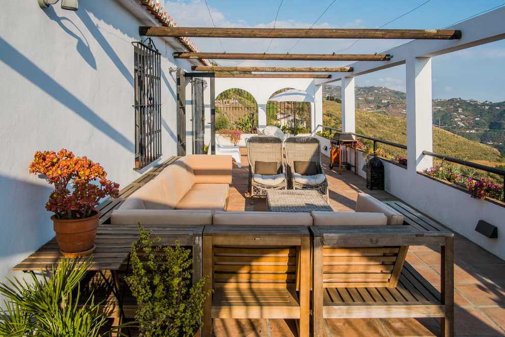 Источник вдохновения для домашнего уюта: пергола на балконе среднего размера в средиземноморском стиле с зоной барбекю